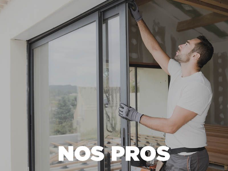 Visuel d'un menuisier qui pose une fenêtre
